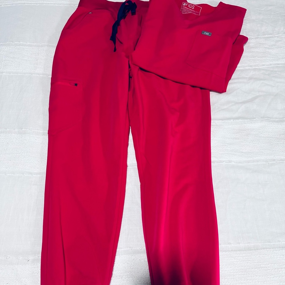 Figs Women’s Zamora Jogger Pants & Catarina Top Scrub Set in Medium Petite Pink